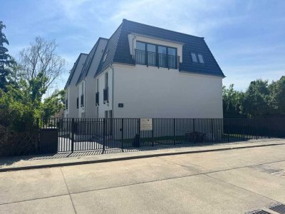 Exklusive 4-Zimmer-Dachgeschosswohnung mit geh. Innenausstattung mit EBK in Berlin Buckow (Neukölln)