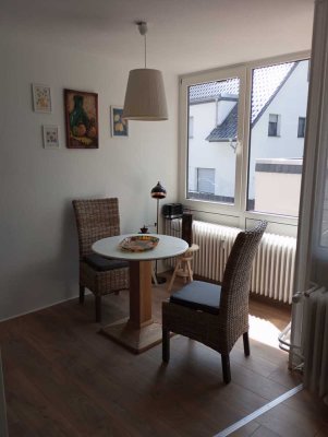 Möblierte und renovierte 2-Raum-Hochparterre-Wohnung mit Einbauküche und Balkon