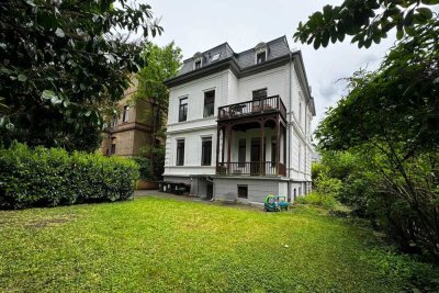 *STYLISH ANTIQUE 2-STORY APARMTENT*
approx. 248m², 8-room, 5-bed, 2.25-bath, 2-balconies, 1-carport