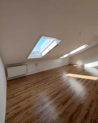 Helle Dachgeschosswohnung mit 2 Zimmern, Klimaanlage und Einbauküche