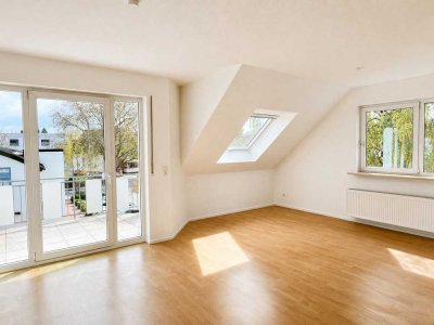 Helle Dachgeschosswohnung mit Südbalkon und Blick ins Grüne