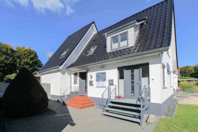 Charmantes und saniertes Zweifamilienhaus: Wohnen und Arbeiten oder Mehrgenerationen möglich