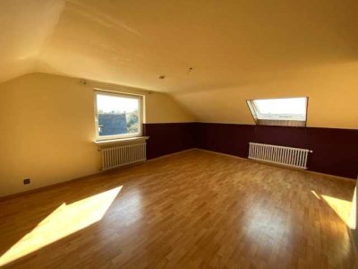 2-Zimmer Dachgeschosswohnung in ruhiger Seitenstraße zu vermieten!