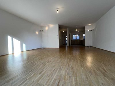 Großburgwedel: Exzellentes Wohnen mit viel Platz auf 3 Etagen in bester Lage & PKW-Garage !!
