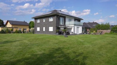 Moderne, geräumige, energetisch top aufgestellte  Stadtvilla mit großem Garten (inkl. Baugrundstück)