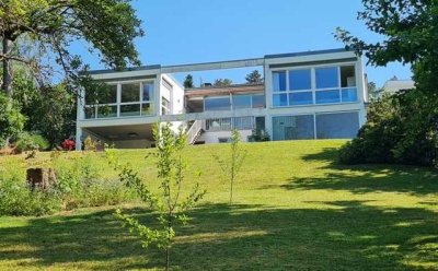 Lichtdurchflutetes Architektenhaus mit Einliegerwohnung und großem Grundstück!