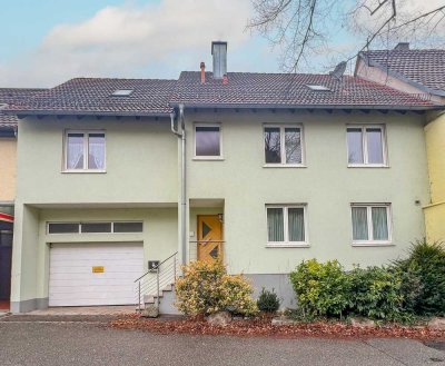 Modernes Einfamilienhaus mit Carport und Scheune