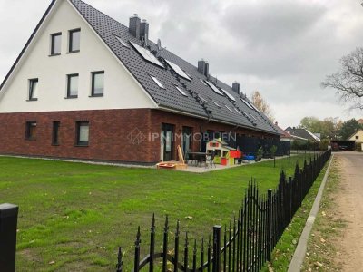Modernes Reihenhaus mit ausgebautem Dachboden, Großcarport, Kaminanschluss & Sonnenterrasse