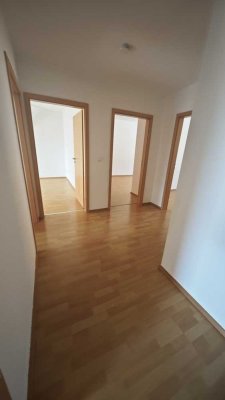 3- Raum Wohnung mit Balkon und Stellplatz