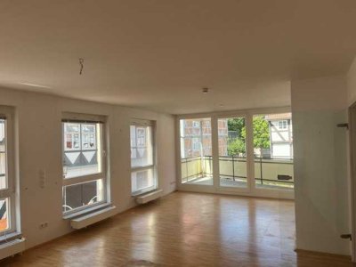 Hübsche & gepflegte 3-Zimmerwohnung, frisch renoviert mit Loggia, EBK & Carport