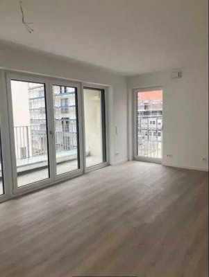 Erstbezug: Lichtdurchflutete 2-Zimmerwohnung mit Loggia und Parkhaus-Stellplatz