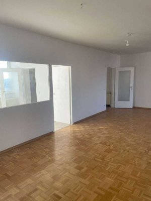 Renovierte 4-Zimmer Wohnung mit Balkon [VAC-17330]