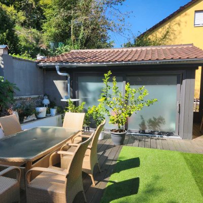 Freistehendes 2-Familienhaus mit sonnigem Garten und umfangreichem Terrassen-/ Wellnessbereich