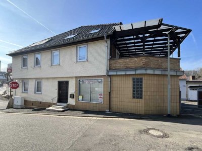 Wohnhaus + Laden + Doppelgarage + Halle + Nebengebäude + Hof