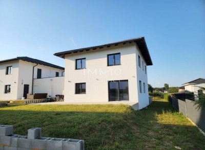 ERSTBEZUG - Doppelhaushälfte mit Garten und Garage