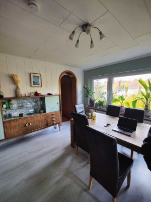 Lichtdurchflutete EG-Wohnung mit separatem Eingang, Vorgarten und Kamin