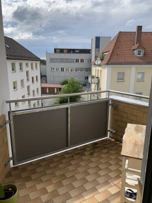 01.08. frei: 2-Zi.Whg., mit Balkon, im Zentrum, nähe Bahnhof, neuer Laminat