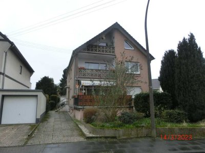 Großzügiges Haus mit 5 Garagen in Troisdorf