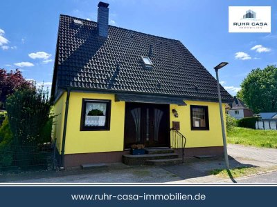 Charmantes freistehendes Einfamilienhaus mit Wintergarten und großem Gartenparadies in ruhiger Lage
