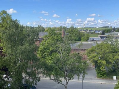 Modernisiertes, schön MÖBLIERTES Studentenappartment mit Aufzug, Balkon und Fernsicht