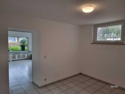 Ruhige, helle 2 Zimmer Wohnung 60 qm, K.D.B. kleine Terrasse, renoviert, zu vermieten.