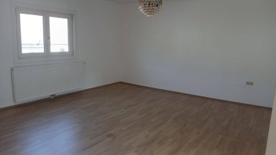 Helle 2-Zimmer Altbauwohnung, eventuell mit Eigengarten