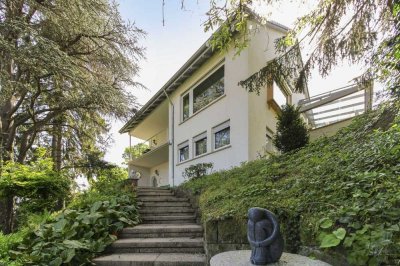 Panoramausblick: Wunderschönes Einfamilienhaus mit Einliegerwohnung in bester Lage in ES-Zollberg