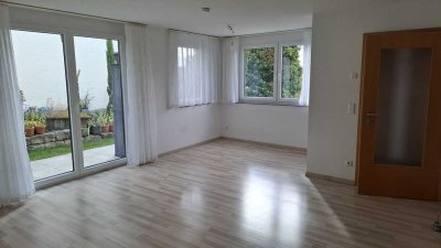 neuwertige 2,5-Raum-Erdgeschosswohnung Teilmöbliert mit gehobener Innenausstattung + EBK in Altbach