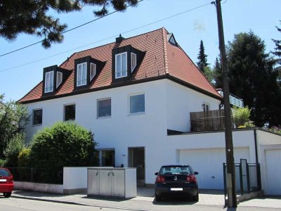 Helle 2-Zimmer-Dachgeschosswohnung mit 28m² Süd-West-Dachterrasse im Münchener Westen