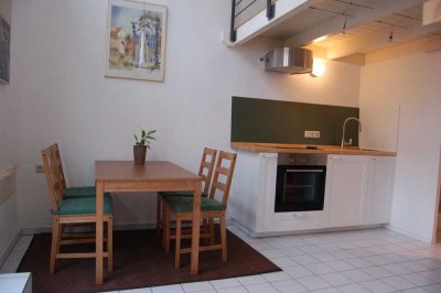 Voll möblierte 1-Zimmer-Galeriewohnung mit Altbaucharme