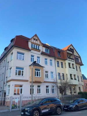 Große DG 4,5 Zimmer mit Einbauküche und Laminat in sehr guter Lage!