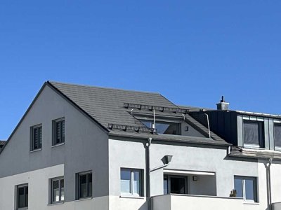 Sonnige, moderne 4,5 Zi.-Dachgeschosswohnung mit Fernblick und EBK in Ehningen