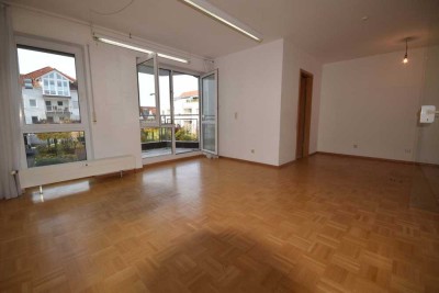 Zentral gelegene 3- Zi.-Whg. mit Balkon und Duplex-Stellplatz in kinderfreundlicher Lage