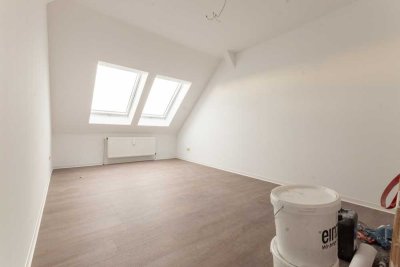 Schön geschnittene 2,5-Zimmer-Wohnung im Dachgeschoss | Erstbezug | Tageslichtbad | Loggia