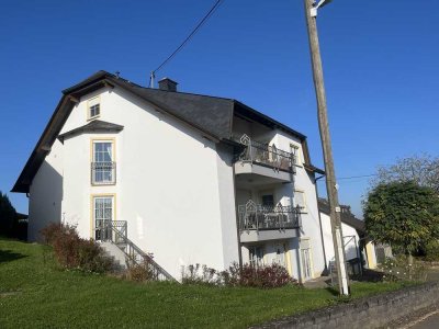 Große 3 - 4 Zimmerwohnung (110m²), mit separatem Appartement (30m²), Kellerraum und Garage