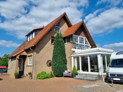 Einziehen und wohlfühlen: großzügiges Zweifamilienhaus in Hille-Oberlübbe