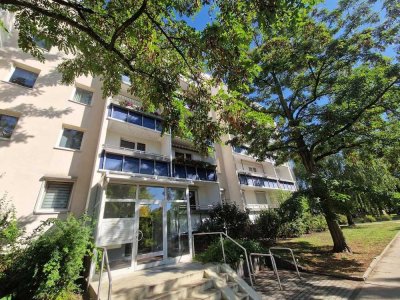 **FRSICH RENOVIERT** 2-Zimmer-Wohnung // DG // Balkon // Bad mit Wanne // ab Sofort