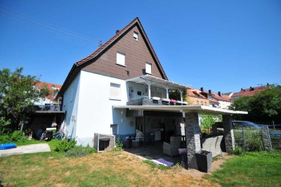 + Einfamilienhaus (DH) mit großem Garten - PKW-Stellplatz - überdachte Terrasse & Balkon +