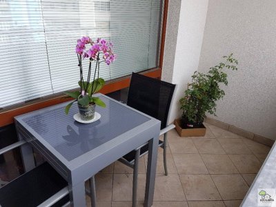 Gemütliche Wohnung mit großer Loggia mit perfekter Infrastruktur