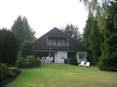 Geschmackvolle Erdgeschosswohnung mit fünf Zimmern und Garten  in Hamburg