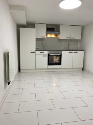 Neu Renovierte 2,5-Zimmer Keller-Wohnung + Gartenanteil