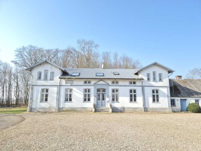 Stilvolles und klassisches Herrenhaus in gutem Zustand und Traumlage bei Ladelund