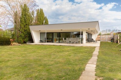 Moderner Bungalow auf großem Grundstück &amp; Nebenhaus