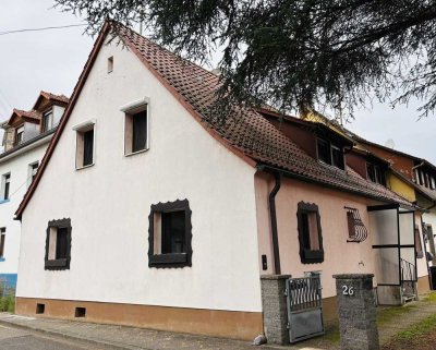 Charmante sanierungsbedürftige Doppelhaushälfte mit Altbaucharme, Doppelgarage und neuer Heizung