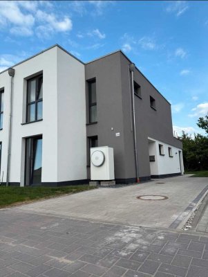 Preiswerte, neuwertige 4-Zimmer-Doppelhaushälfte mit EBK in Kaltenkirchen