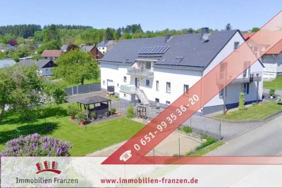 Lorscheid: Viel Platz für all Ihre Pläne –  Großes Ein-/Zweifamilienhaus mit Balkonen, 2 Doppelgarag