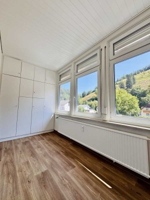 Frisch renovierte 2,5 Zimmer Wohnung (Loggia) in Zell-Atzenbach