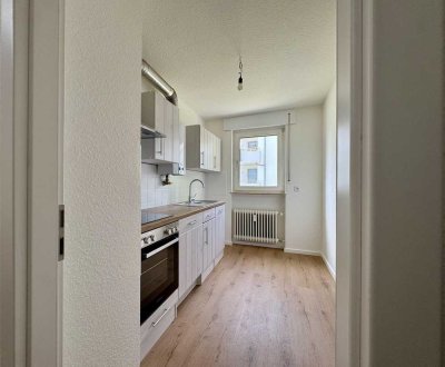 Einziehen und wohlfühlen ! Ideale, geräumige 2-Zimmer-Wohnung mit Balkon, Einbauküche und Stellplatz
