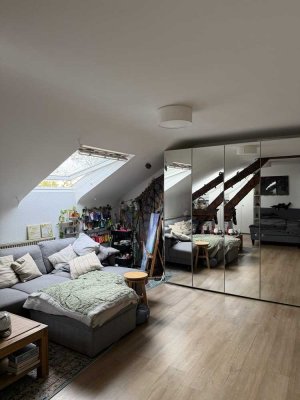 Helle, charmante, teilmöblierte 1-Zimmer-Wohnung am Ponttor mit Balkon & Einbauküche