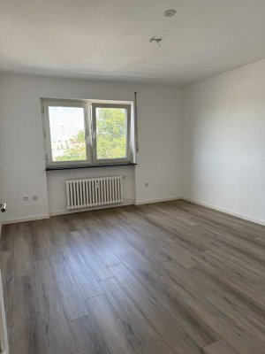Vollständig renovierte Wohnung mit drei Zimmern und Einbauküche in Mannheim